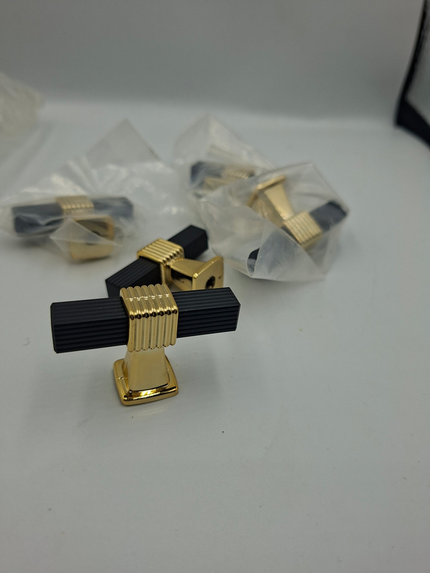 FURNITURE KNOBS