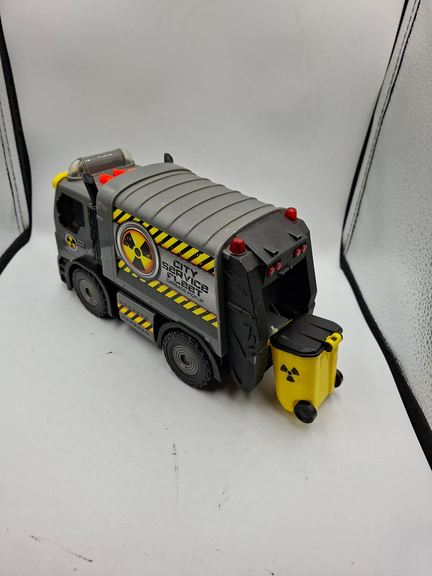 GARBAGE TRUCK