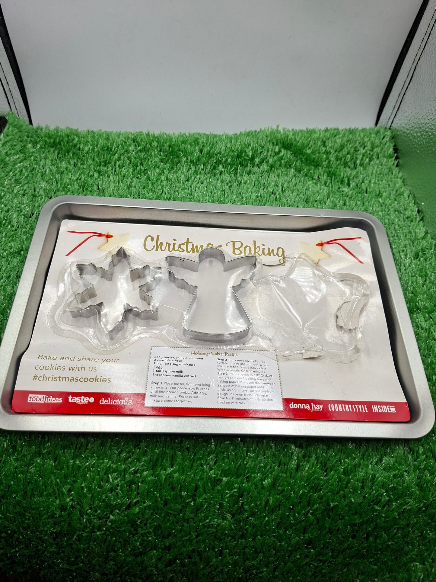 BAKING TRAY WITH 2 COOKIE CUTTERS