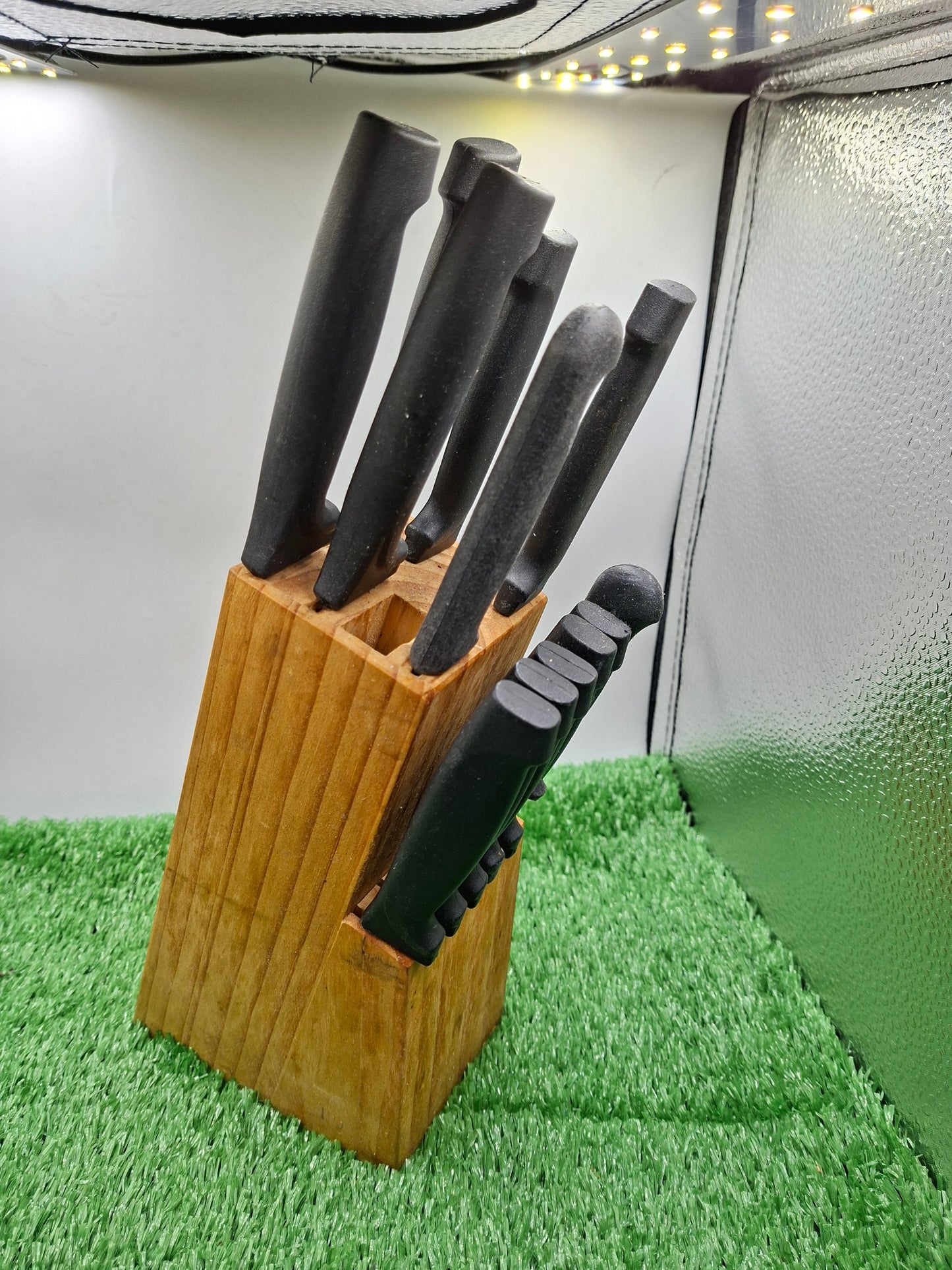 KNIVES AND WOODEN HOLDER