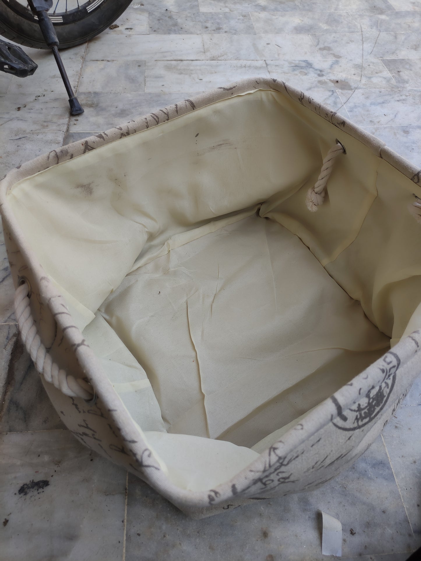 STORAGE BASKET WITH ROPE HANDLE