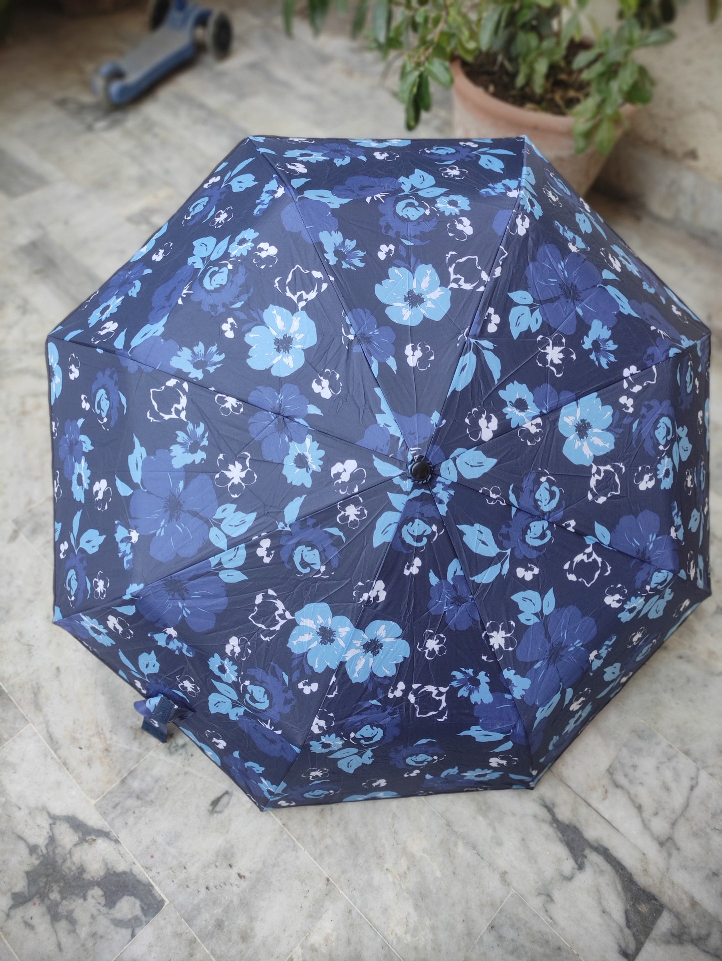 WOMEN FOLDING UMBRELLA WITH A BLUE FLORAL PATTERN