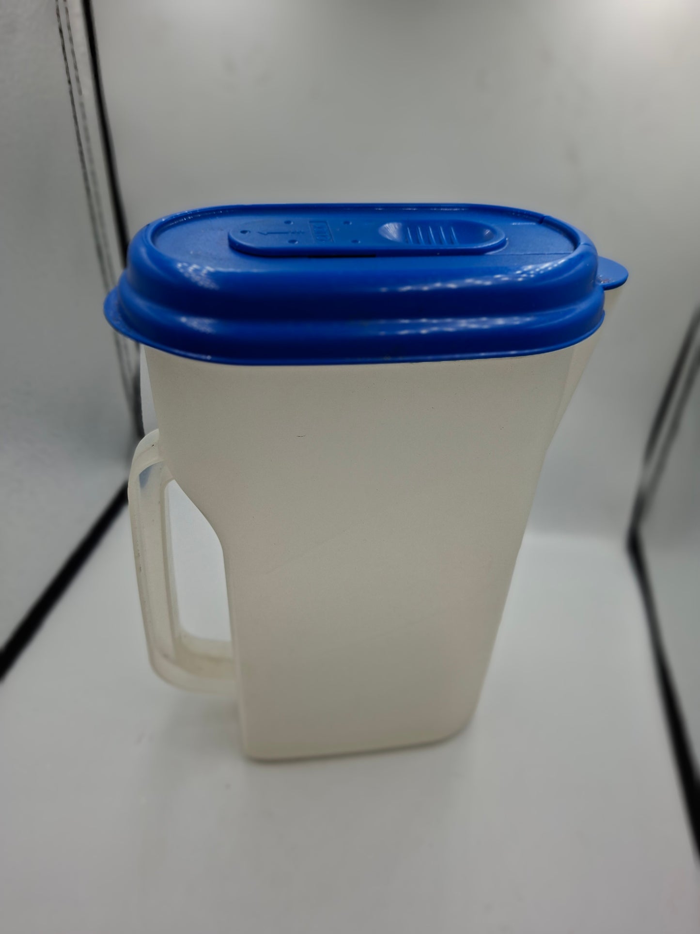 AIRTIGHT CONTAINER