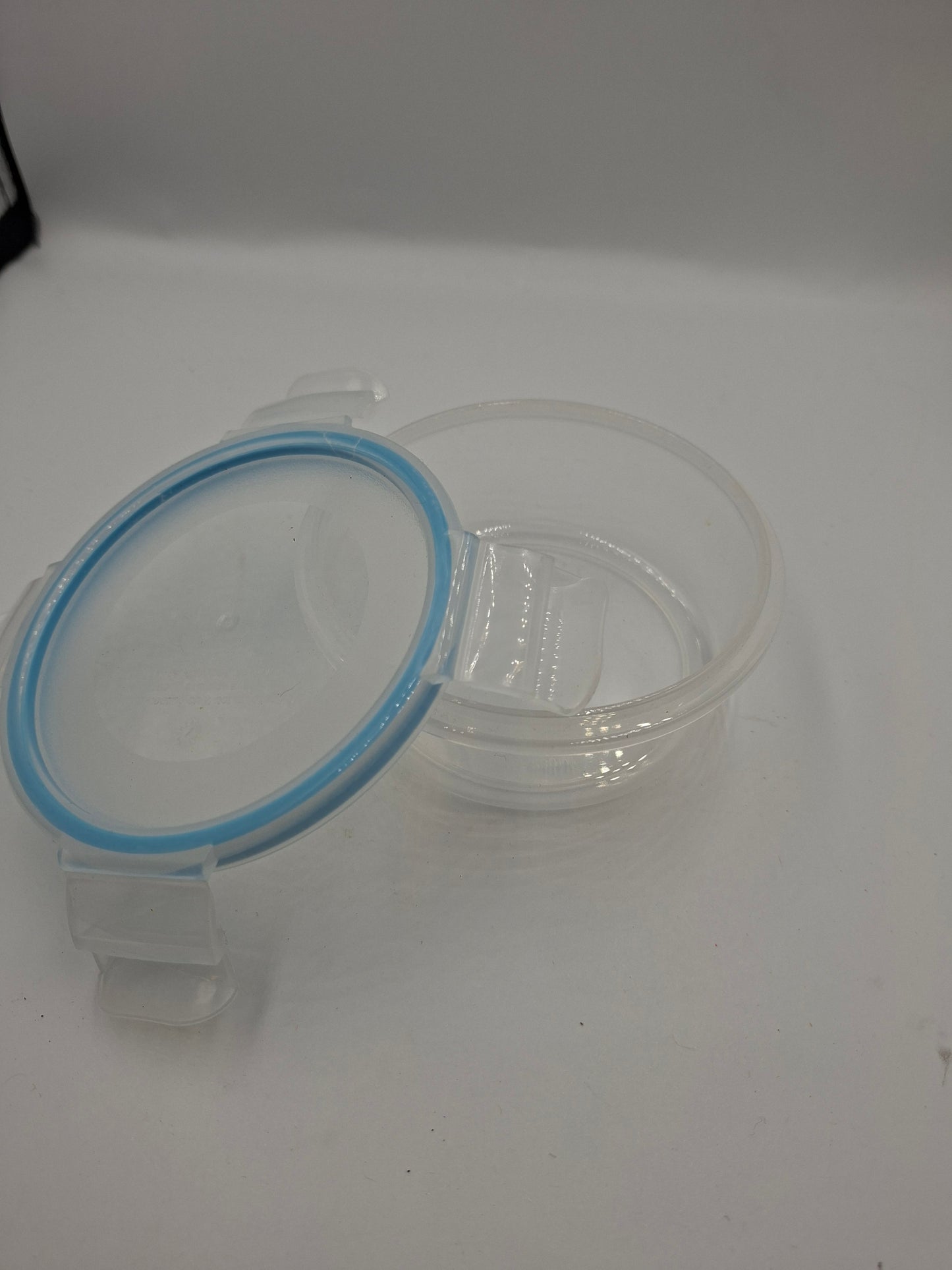 AIRTIGHT CONTAINER