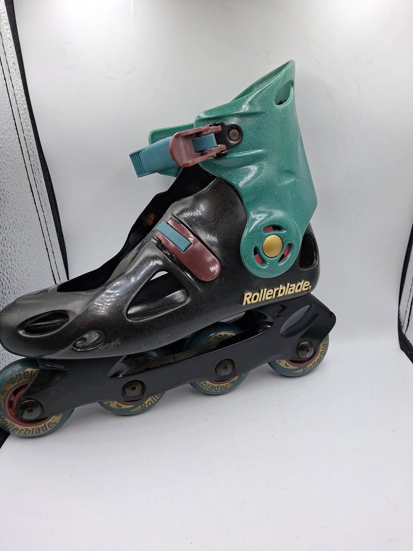 SKATES ONE BROKEN