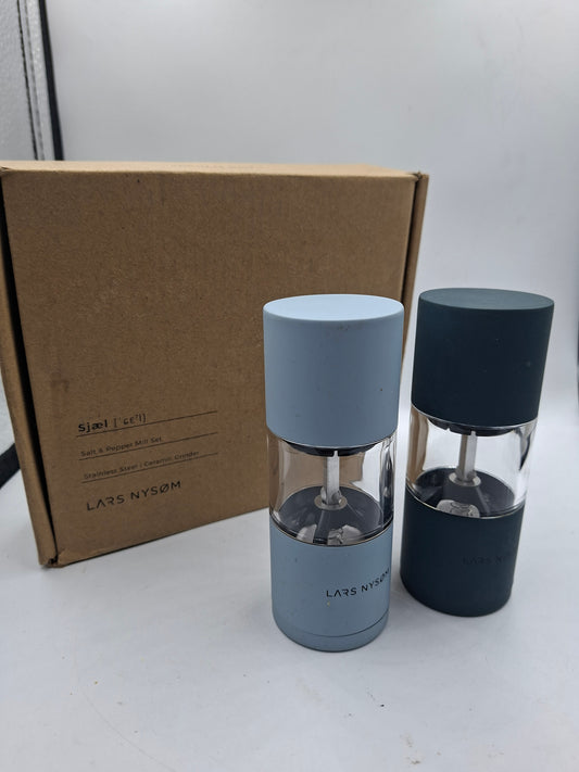 SALT AND PEPPER MILLS