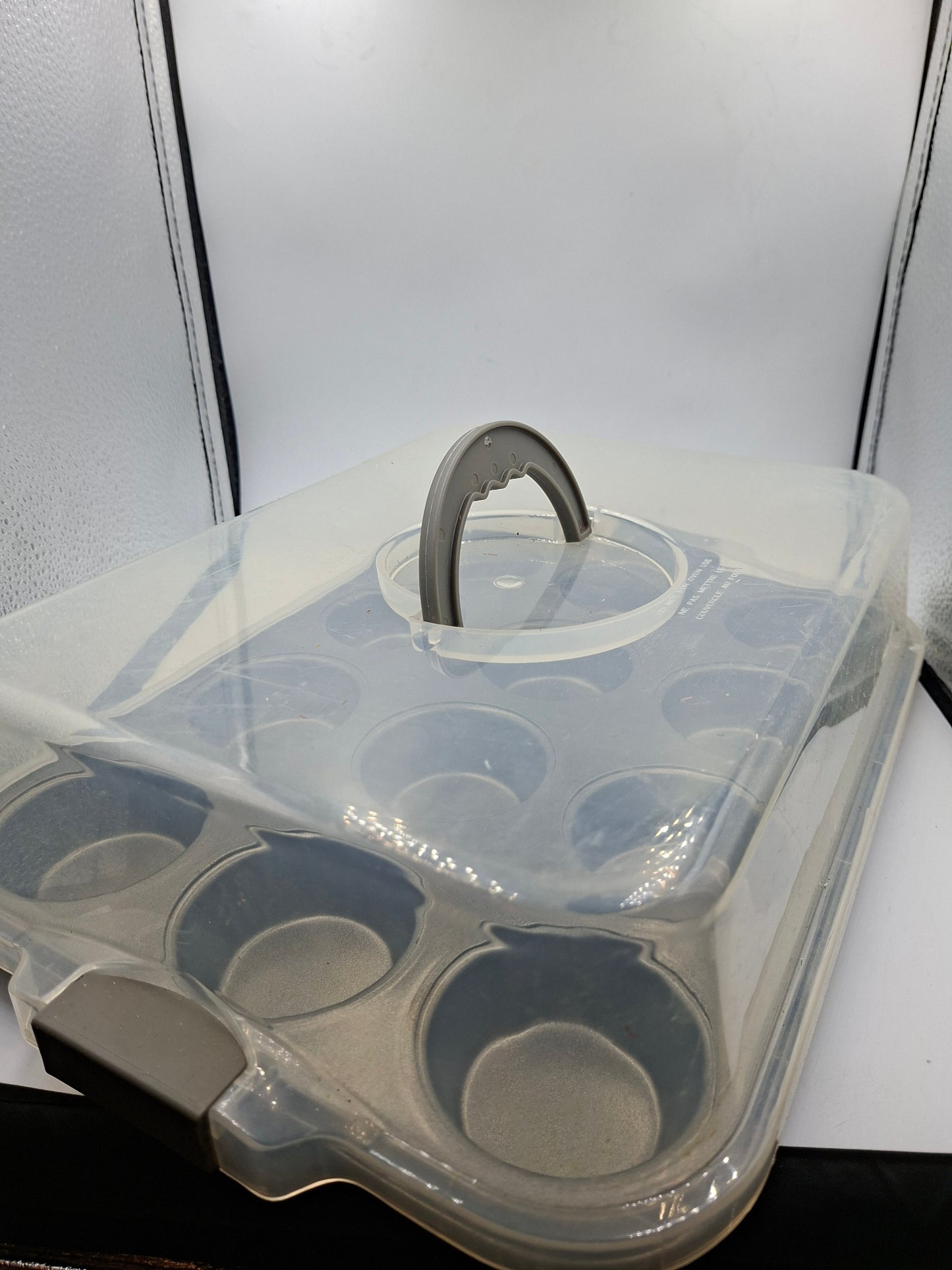 Professional 12-cup cupcake pan with a tall lid