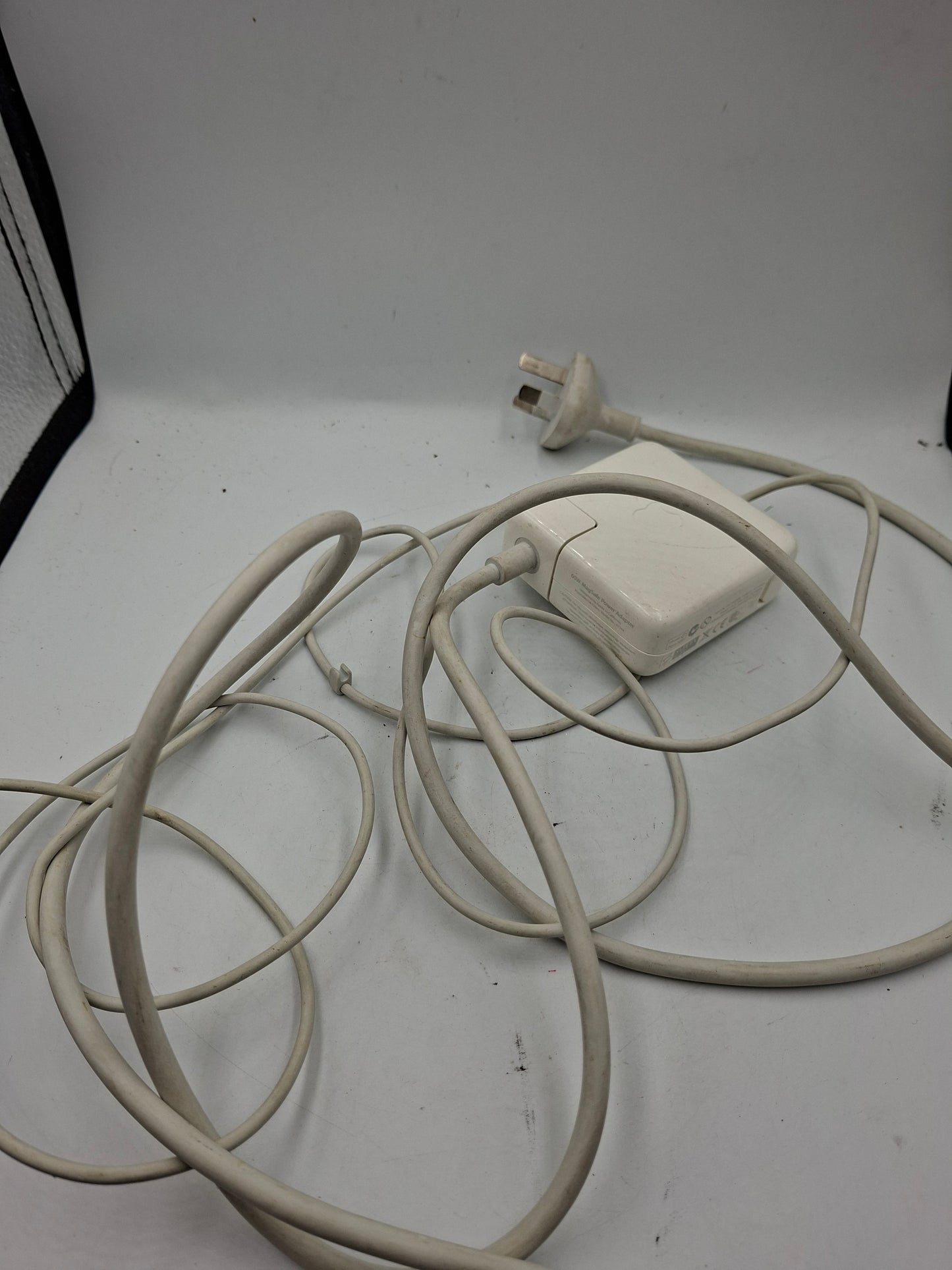 APPLE MACBOOK CHARGER