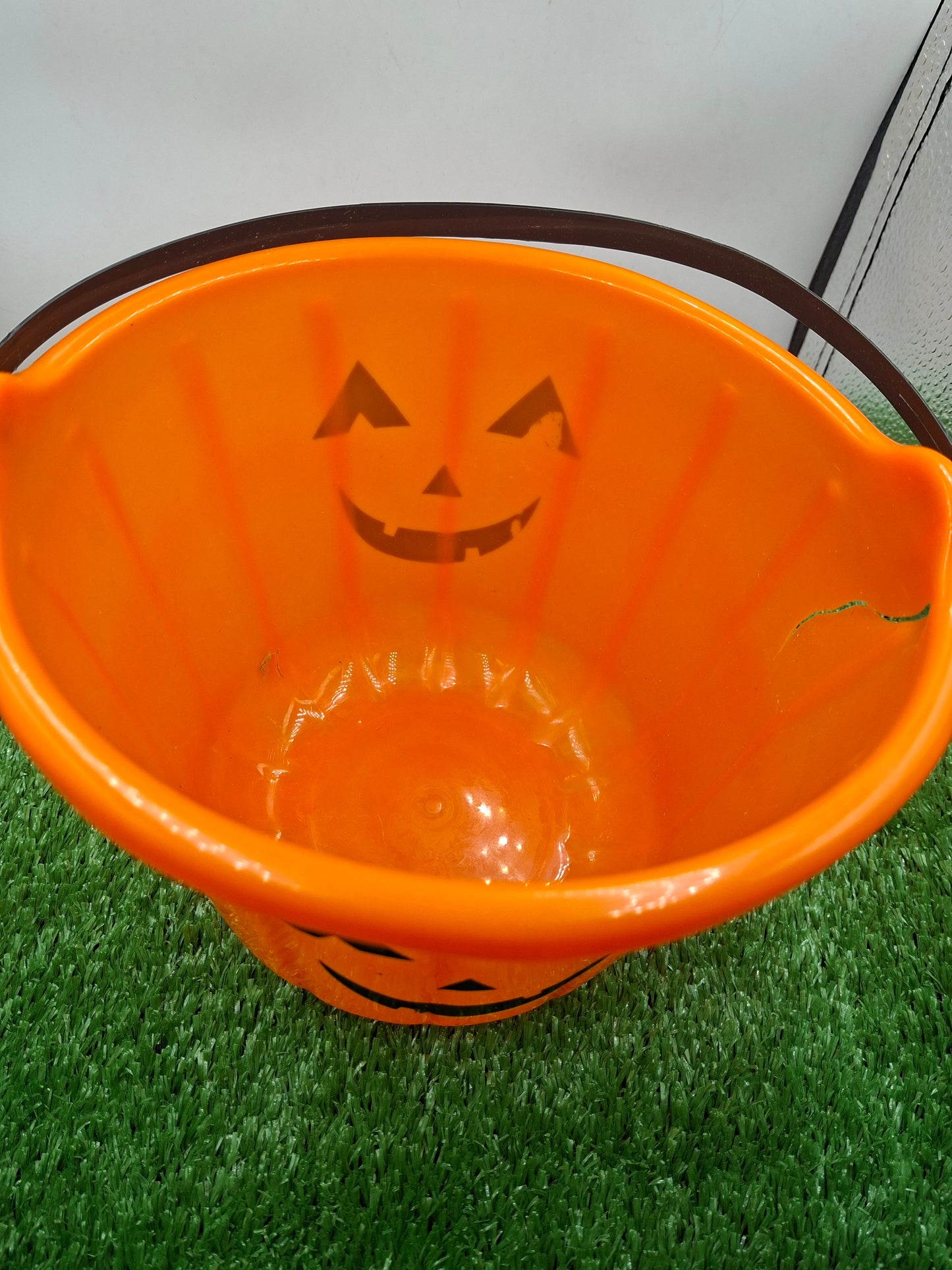 HALLOWEEN BASKET SLIGHTLY BROKEN