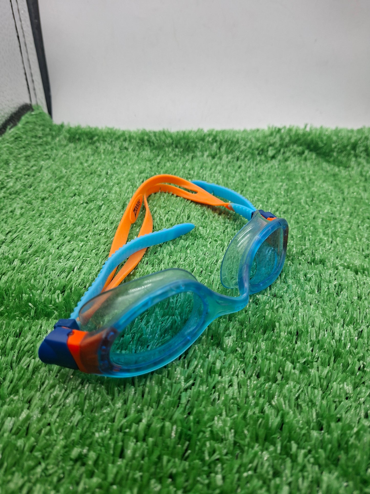 SWIMMING GOGGLES
