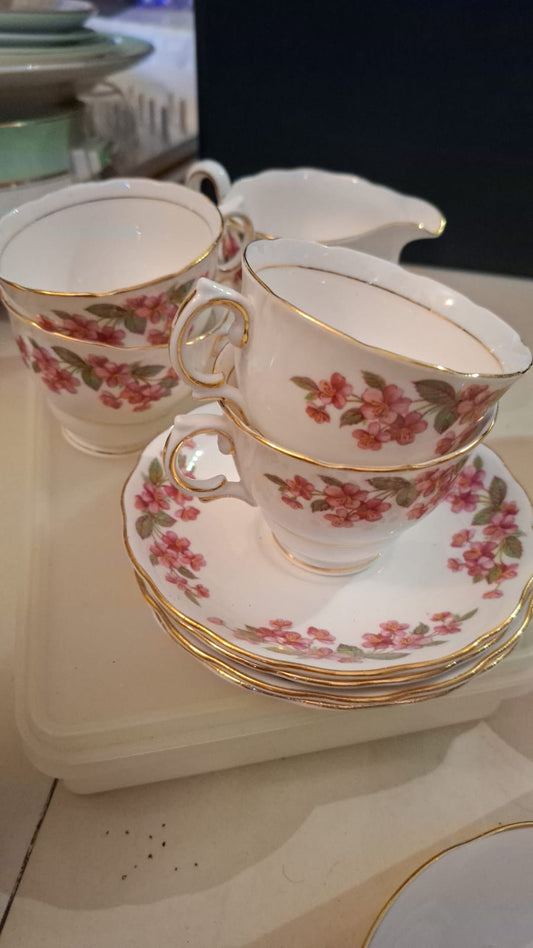 Tea set 4 saucer 4 cups 1 milk pot