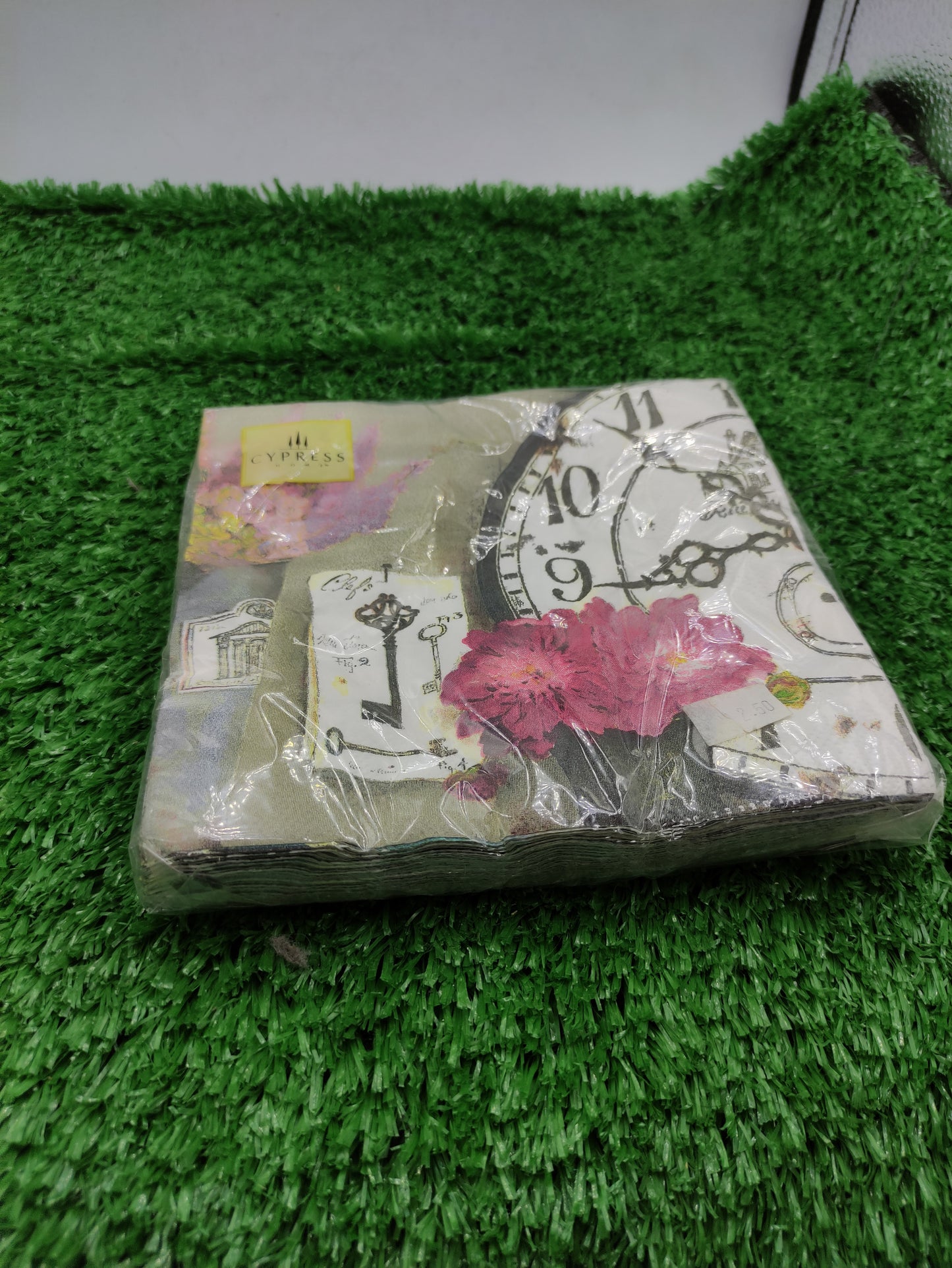 NAPKINS WITH A VINTAGE CLOCK AND KEY DESIGN