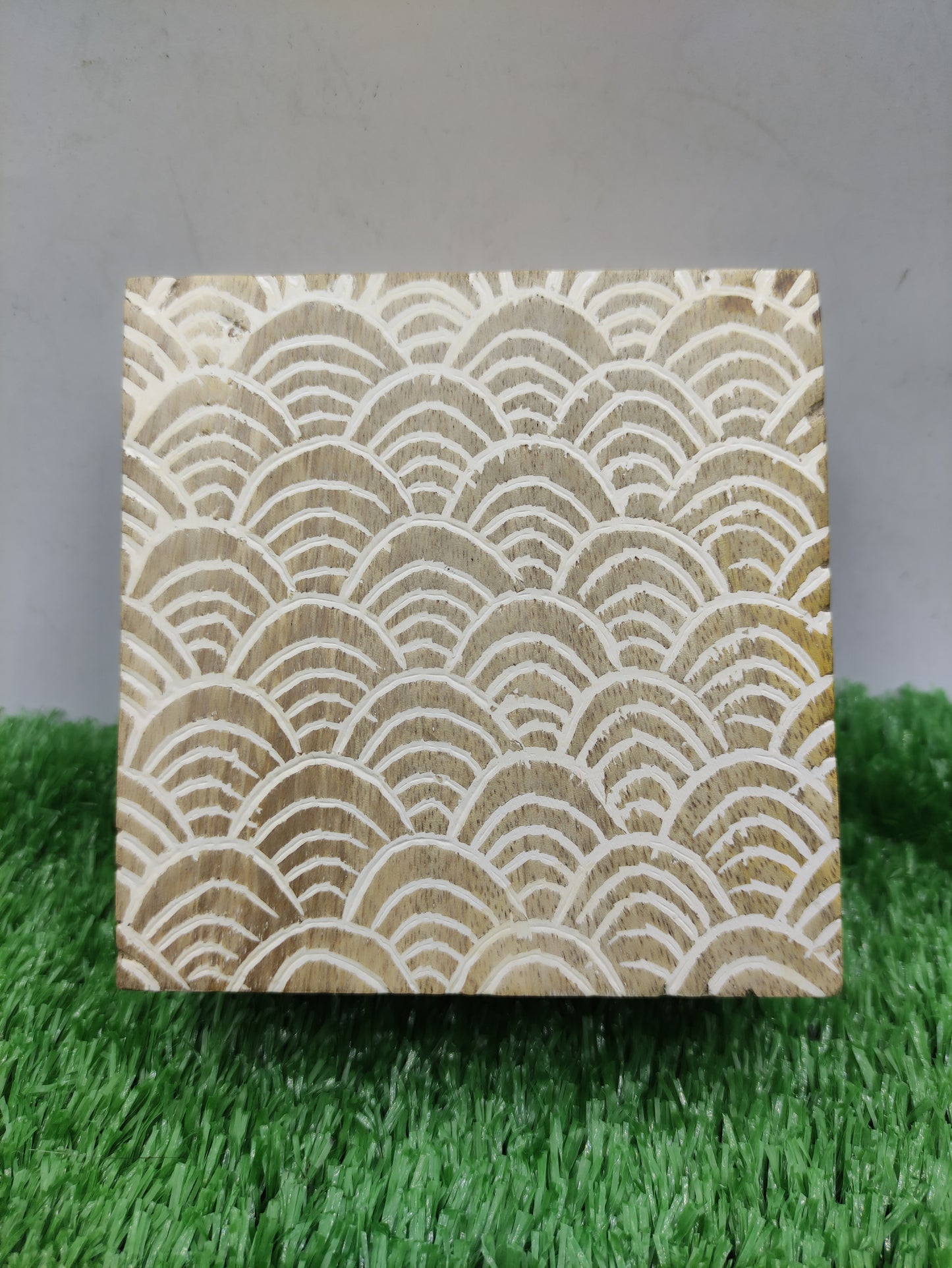 WOODEN COASTER WITH A WHITE SEIGAIHA WAVE PATTERN BOX
