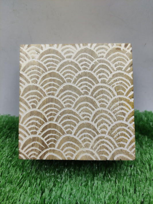 WOODEN COASTER WITH A WHITE SEIGAIHA WAVE PATTERN BOX