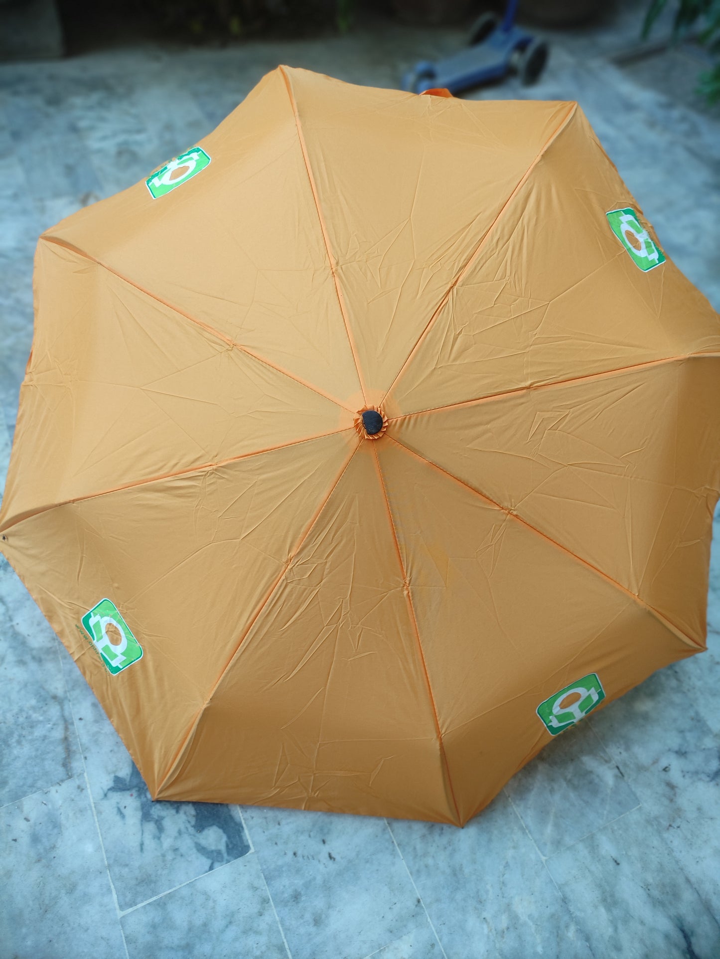 UMBRELLA WITH A WINDROOF AND WATER REPELLENT DESIGN