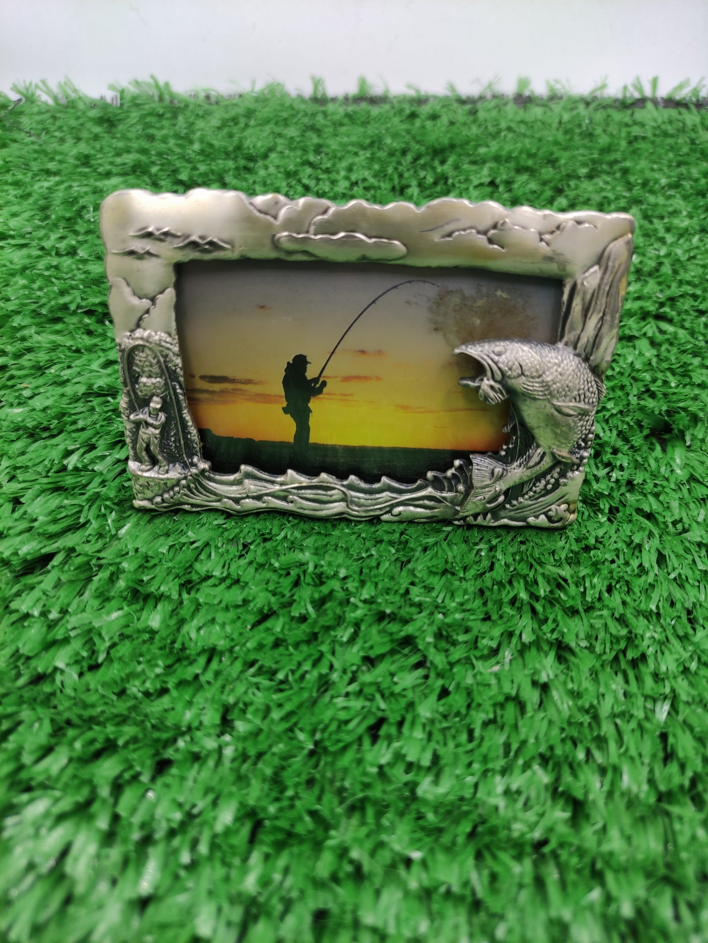 SMALL COLLECTIBLE METAL PICTURE FRAME