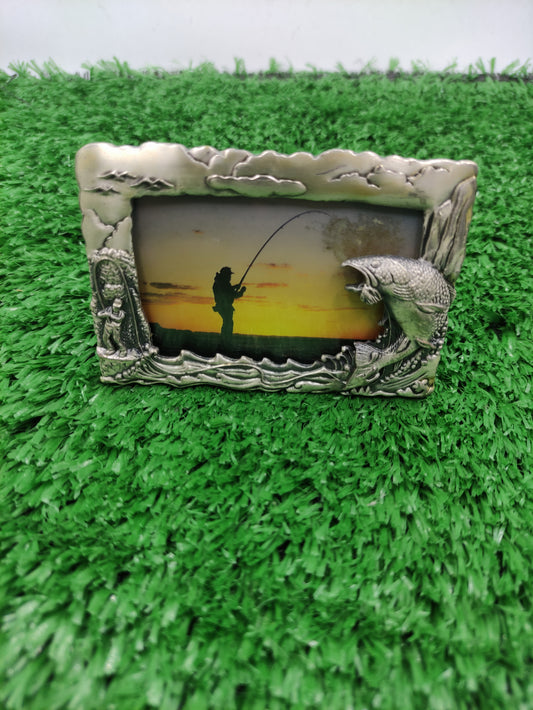 SMALL COLLECTIBLE METAL PICTURE FRAME