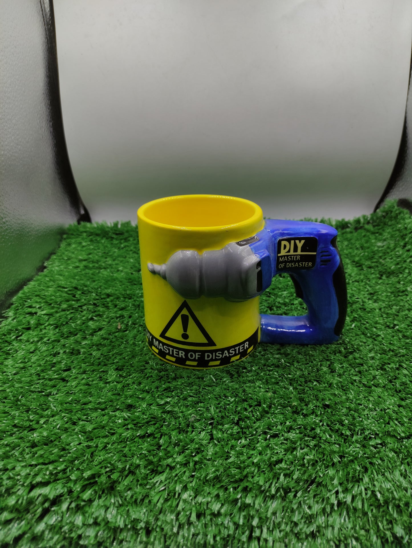 YELLOW CERAMIC COFFE MUG WITH A DRILL SHAPED