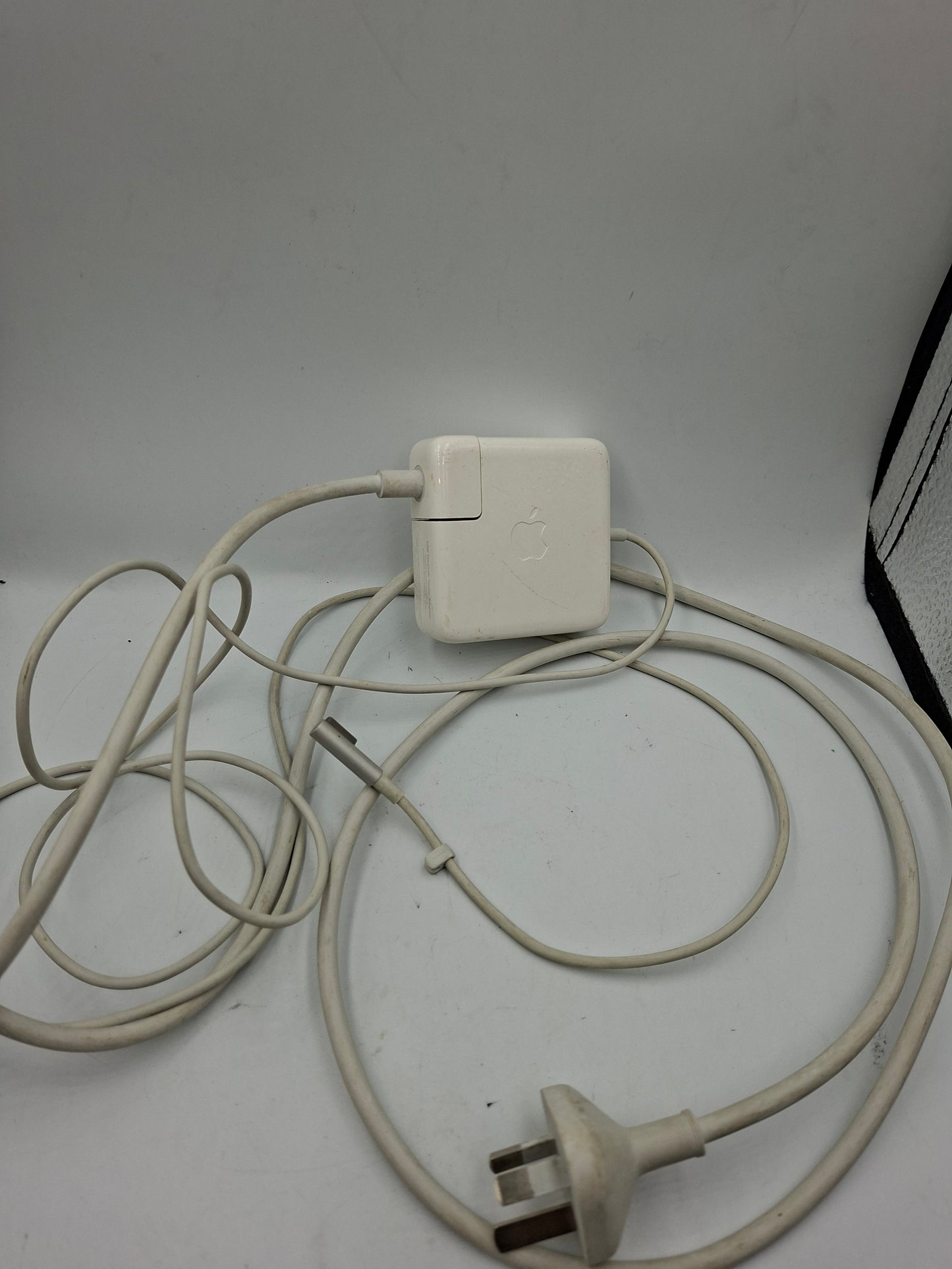 Apple 85W megasafe 2 power adapter